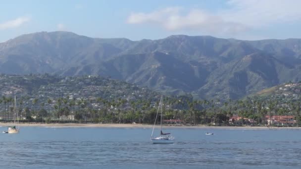 サンタバーバラ市の海岸線を飛行するドローンとヨット カリフォルニア州ポイントカスティーリョからの眺め 太平洋沿いの山々と息をのむようなランドマーク トラベルコンセプト 4K映像 — ストック動画