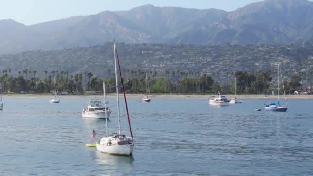 Vakker Utsikt Båter Som Flyr Santa Barbara Harbor California Usa – stockvideo