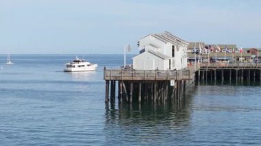 Stearns Wharf, Santa Barbara, California, ABD 'deki liman restoranının panoramik manzarası. Santa Barbara 'daki eski ahşap iskele-ünlü turizm merkezi. Pasifik Okyanusu 'nda yatlar ve tekneler, 4k' lık görüntüler. 