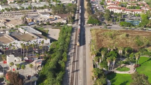 Drohnenaufnahmen Eines Schnell Fahrenden Personenzuges Der Stadt Santa Barbara Kalifornien — Stockvideo