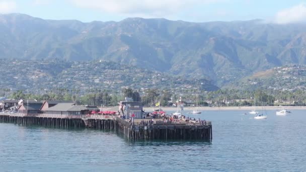 Pintoresca Vista Stearns Wharf Con Montañas Santa Barbara California Drone — Vídeo de stock