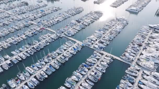 米国カリフォルニア州サンタバーバラ港を飛行するドローン マリーナ市に配備された民間船のオーバーヘッドショット 船は小さな港に停泊した ポイントカスティーリョ 4K映像からの眺め — ストック動画