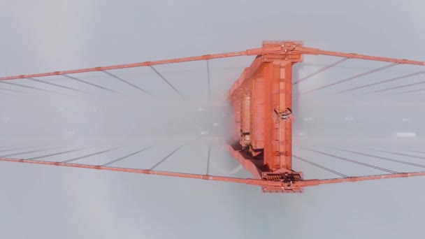 การถ ายภาพทางอากาศแนวต งเหน วสะพานส แดงส อสร างในช วงว แดดสดใส รถข — วีดีโอสต็อก