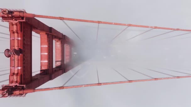 Спуск Воздушного Выстрела Над Головой Высокий Красный Мост Яркий Солнечный — стоковое видео