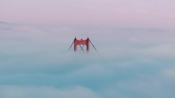 Filmatiske Drone Skudd Rød Topp Golden Gate Broen Sett Skyene – stockvideo