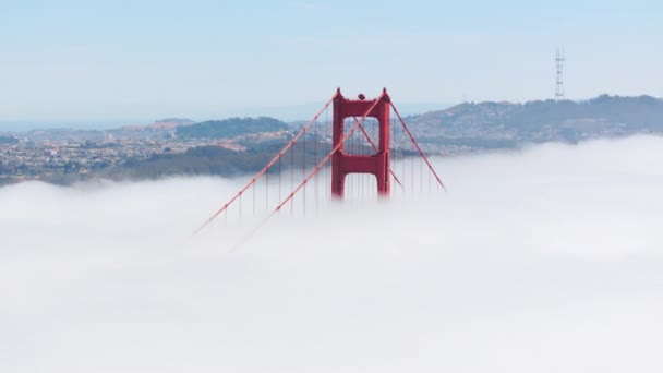 Cinematische Dichte Mist Met San Francisco Achtergrond Vliegend Boven Witte — Stockvideo