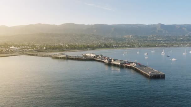 Fugleperspektiv Det Pittoreske Landemerket Stearns Wharf Solnedgangslyset Til Santa Barbara – stockvideo