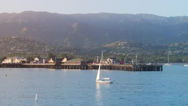 Vakker Utsikt Seilbåter Som Flyr Nær Stearns Wharf Santa Barbara – stockvideo