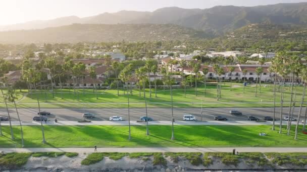 Egy Drónfelvétel Santa Barbaráról Naplementében Kaliforniában Usa Ban Utcán Pálmafákkal — Stock videók
