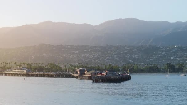Kaukainen Kuva Stearns Wharfista Santa Barbaran Kaupunkikuvasta Kalifornian Auringonlaskussa Lennokki — kuvapankkivideo