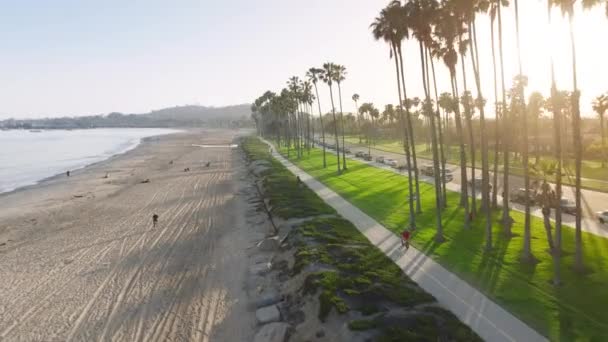 Ilmakuva Santa Barbaran Rannikolle Auringonlaskussa Kalifornia Yhdysvallat Yleiskuva Ihmisistä Nauttimassa — kuvapankkivideo