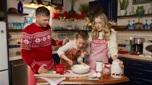 Kuchni Matka Ojciec Uroczy Chłopczyk Gotowanie Razem Świąteczne Pierniki Ciasteczka — Wideo stockowe