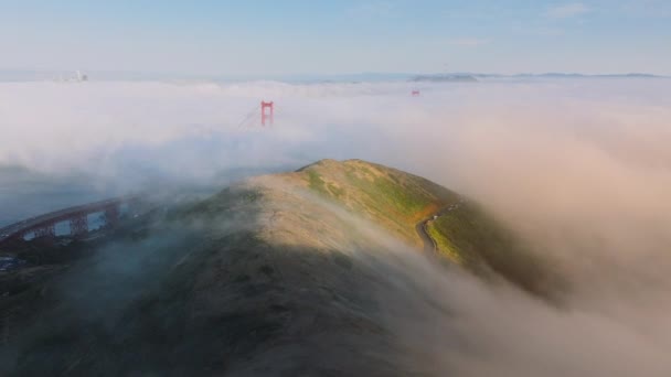 Volando Sopra Verdi Colline Ricoperte Nebbia Bianca Nuvolosa Verso Rosso — Video Stock