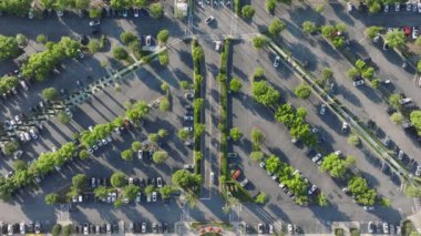 Calabasas 101 otobanı, Los Angeles, ABD 'deki The Commons alışveriş merkezini park eden arabaların en iyi görüntüsü. Yeşil ağaçlarla caddede hareket eden otomobillerin hava görüntüsü. Ulaşım konsepti, 4k görüntü