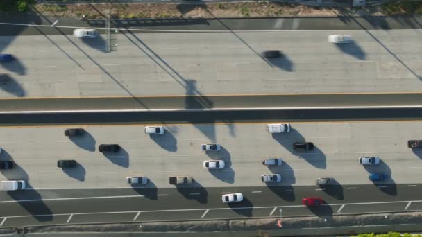 在美国洛杉矶的卡拉帕斯101号公路上行驶的汽车的空中图片 开到下议院购物中心的车辆的最高镜头 高速公路塞车中汽车的俯视图 4K段 — 图库视频影像