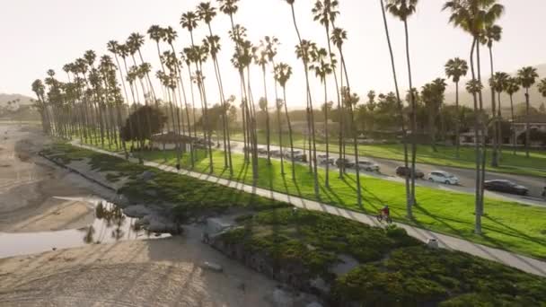 Panoraamanäkymät Turisteja Kävely Tiellä Pitkin Tyynenmeren Rannikolla Santa Barbara Kalifornia — kuvapankkivideo
