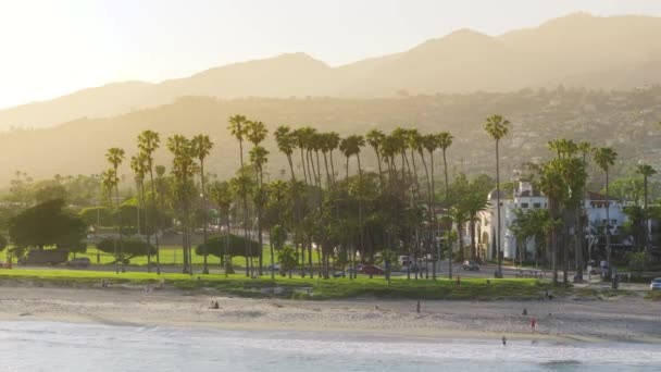 Vista Panorámica Gente Divirtiéndose Playa Atardecer Santa Barbara California Impresionante — Vídeos de Stock