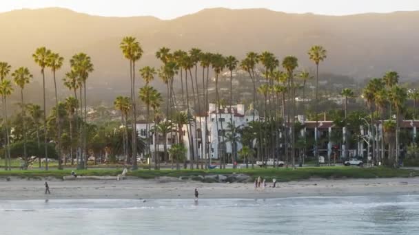 Zdjęcia Dronów Ludzi Spędzających Czas Plaży Santa Barbara Kalifornia Usa — Wideo stockowe