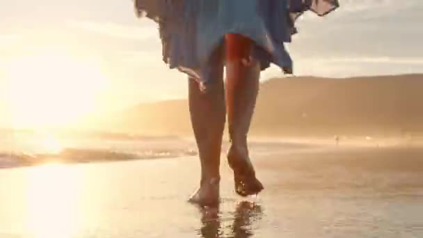 低い角度は異なった風景の女性の足を撃ちました 太陽の下でビーチを歩いている裸足の女性 暖かい冬のブーツの観光客は白い雪によって行きます グリーン グラスで旅する アウトドアサマーアドベンチャー — ストック動画