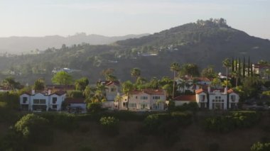 Pahalı mülklerin doğal manzarası Calabasas Hills, Los Angeles banliyösü, Kaliforniya, ABD boyunca yayıldı. Günbatımında Santa Monica tepelerindeki zengin Calabasas evlerinin kuş bakışı görüntüsü, 4K görüntü.