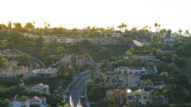 Günbatımında lüks evler olan Calabasas tepelerinin havadan görünüşü, Los Angeles banliyösü, ABD. Calabasas Park emlak topluluğunun insansız hava aracı çekimi. Santa Monica dağlarında pahalı bir mülk, 4K görüntü.