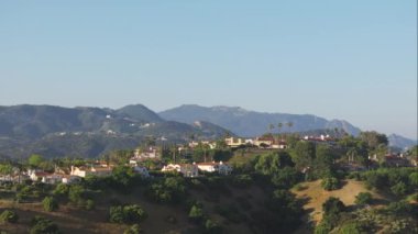 Kaliforniya 'nın Los Angeles banliyösündeki dağ tepelerindeki zengin Calabasas evlerinin hava manzarası. İnsansız hava aracı San Fernando Vadisi 'ndeki yerleşim yerinin üzerinde uçuyor. Calabasas Park Arazisi 