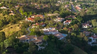 ABD 'nin Los Angeles banliyösünde Santa Monica dağlarının tepesindeki Calabasas Park arazisinin kuş bakışı görüntüsü. Calabasas 'ın San Fernando Vadisi' ndeki lüks ev ve villalarının insansız hava aracı görüntüleri.