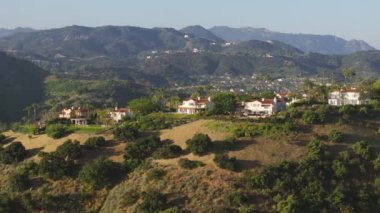Calabasas Park arazisi, Los Angeles banliyösü, Kaliforniya, ABD ile yeşil dağların panoramik görüntüsü. San Fernando Vadisi 'ndeki özel mülk ve pahalı villaların genel manzarası 4K.