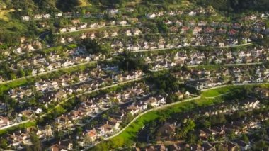 Calabasas Hills adındaki lüks mülkün doğal manzarası ABD 'nin Los Angeles banliyösündeki yeşil alana yerleşti. Günbatımında Calabasas Park arazisinin havadan görüntüsü. Varlıklı Calabasas gayrimenkulleri, 4k görüntü