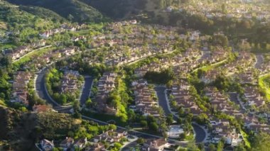 Calabasas tepelerinin günbatımında San Fernando vadisinde, Los Angeles banliyösünde panoramik görüntüleri. Havuz ve bahçeli lüks evlerin manzarası. Calabasas 'ın pahalı mülkü, 4k görüntü.
