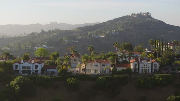 昂贵地产的自然景观定居在美国加利福尼亚州洛杉矶郊区的卡拉巴萨斯山 圣莫妮卡山上富饶的卡拉巴斯家在夕阳西下的鸟瞰 4K镜头 — 图库视频影像
