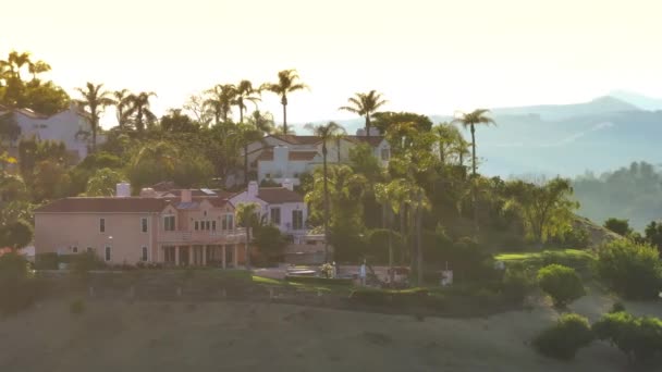 位于美国洛杉矶郊区的卡拉巴萨斯私人别墅的鸟瞰景观 日落时 有人在山上拍了一张富有社区的照片 周边有棕榈树的住宅区 — 图库视频影像