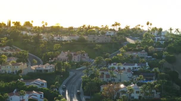 位于美国洛杉矶郊区的卡拉巴斯山的空中风景 日落时分 那里有豪华的住宅 Calabasas公园小区的无人机拍摄 圣莫尼卡山上昂贵的财产 4K段录像 — 图库视频影像