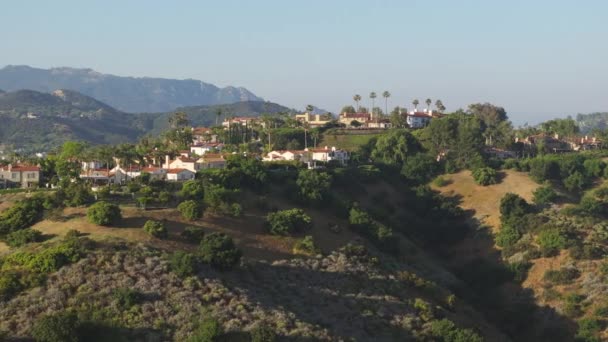 カラバサスの近代的な家 ロサンゼルス郊外 カリフォルニア アメリカの鳥の視点 バックグラウンドに素晴らしい山を持つ私立の村や家の遠隔ショット 不動産コンセプト 4K映像 — ストック動画
