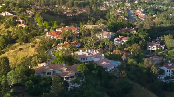 位于美国洛杉矶郊区圣莫尼卡山顶的卡拉巴萨斯公园的鸟瞰景观 San Fernando山谷Calabasas豪华住宅和别墅的无人机镜头 4K段 — 图库视频影像