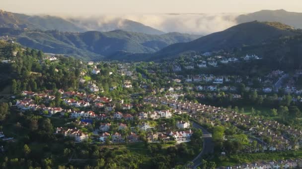 位于美国洛杉矶郊区的圣莫妮卡山脉和卡拉巴斯卡斯豪华地产的奇景 圣费尔南多谷地昂贵的别墅和私人地产全景 4K段 — 图库视频影像