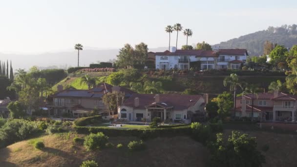 Drone Shot Villas Privadas Lujo Asentadas Las Colinas Montaña Calabasas — Vídeo de stock