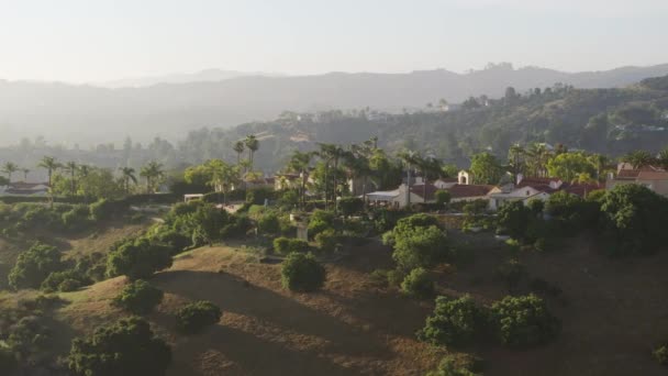 Panoraama Laukaus Calabasas Varakas Yhteisö Ympäröi Santa Monica Vuoret Los — kuvapankkivideo