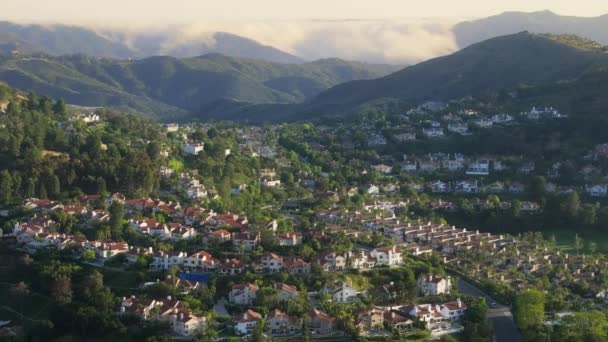 在美国洛杉矶郊区拍摄的卡拉巴萨斯公园庄园和风景如画的山景 卡拉巴斯山的鸟瞰景观 有昂贵的房屋和现代建筑 富有的房地产 — 图库视频影像