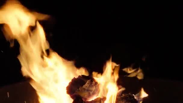 Şöminede Yanan Odunların Yakın Çekimi Ateş Alevleri Siyah Arka Planda — Stok video