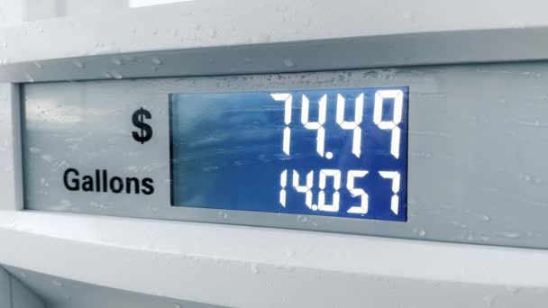 Zbliżenie Niebieskiego Wyświetlacza Stacji Benzynowej Pokazuje Ilość Pieniędzy Galonów Pompownia — Wideo stockowe