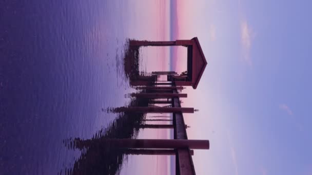 Gambar Vertikal Dermaga Kecil Yang Terletak Tepi Danau Magic Sunset — Stok Video