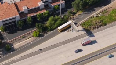 Calabasas 101 otoyolu üzerindeki okul otobüsü manzarası, Los Angeles, California, ABD. Sarı Amerikan otobüsünün gündüz vakti şehir yolundaki okula giden çocuklarla çekilmiş görüntüsü, 4K görüntü.