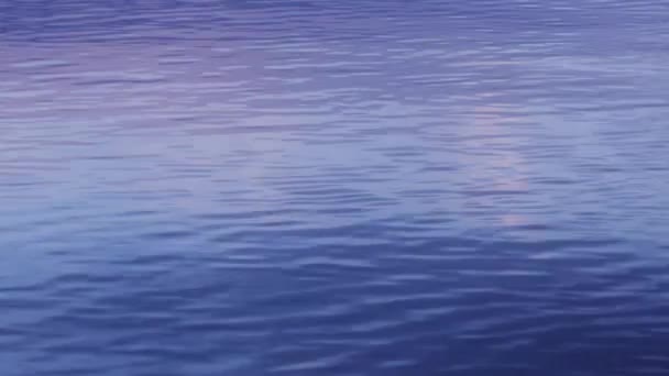 Meren Syvän Veden Pinnan Lähikuva Illalla Luonnonmaisema Auringonlaskussa Saumaton Tausta — kuvapankkivideo