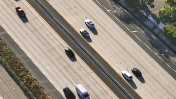 在阳光明媚的日子里 美国加利福尼亚州洛杉矶 卡拉帕斯101号公路交通的俯瞰 汽车在城市道路上开得很快 空中拍摄汽车在高速公路上行驶的镜头 夏天的交通 4K镜头 — 图库视频影像