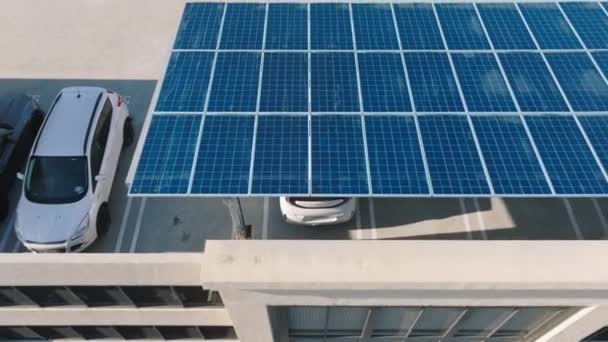 Vergrößern Von Parkplätzen Mit Sonnenkollektoren Auf Dem Hausdach Calabasas 101 — Stockvideo