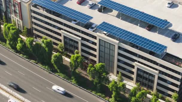 美国加利福尼亚州洛杉矶 位于城市建筑屋顶的太阳能发电厂鸟瞰图 在卡拉帕斯101号公路上拍摄的无人驾驶汽车超速行驶的镜头 产生绿色能源的太阳能电池板 — 图库视频影像