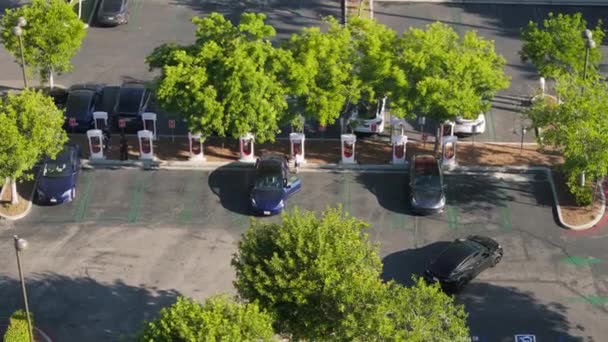 칼라바사스 로스앤젤레스 카운티 캘리포니아 2023 로스앤젤레스 칼라바사스의 센터에서 자동차를 충전하는 — 비디오