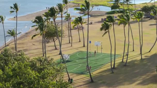 Drone Shot Van Kinderen Spelen Met Bal Basketbalveld Palmen Oahu — Stockvideo