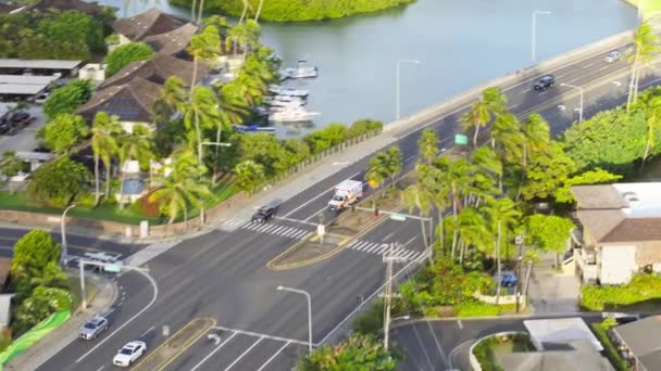 Ambulansfordon Kör Snabbt Väg Den Gröna Oahu Bil Med Siren — Stockvideo